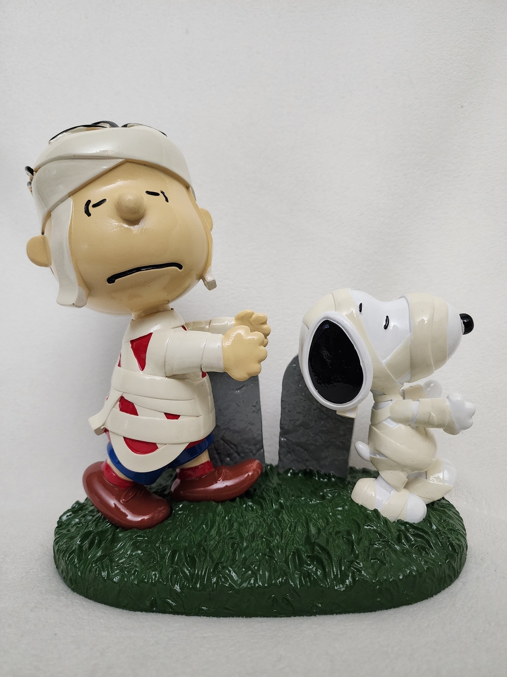 Peanuts Charlie Brown & Snoopy Mummy Figurine - White, Red, Green, Brown